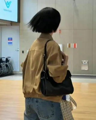 권나라 공항룩 속🤎💙스웨이드 점퍼
스웨이드 고민?🤔 숏컷 나라언니가 봄버 점퍼로 해결해줬어요!
숏컷에 분위기 있는 가을 공항룩으로 화제가 된 권나라. 라이트 브라운 스웨이드 점퍼 하나로 가을 무드를 보여줬습니다.
점퍼는 온앤온 스웨이드 봄버예요. 어깨가 넉넉해 소매를 접어 올리면 팔선이 가늘게 떨어지고, 가슴께 스냅 포켓과 앞지퍼가 브라운 한 색을 지루하지 않게 잡아줍니다. 30만 원대죠.
안에는 화이트 이너, 아래는 온앤온 세미 워싱 데님으로 활용도 높게 코디했어요. 가방은 조이그라이슨 룬 숄더백으로 고급스러운 마무리를 했습니다.
• 온앤온 스웨이드 봄버 점퍼, 39만 원대
• 온앤온 세미 워싱 데님, 19만 원대
• 조이그라이슨 룬 숄더백, 33만 원대 이미지