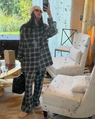 가을 셔츠 정답은 체크였다💚🩶
제니, 효민, 정채연부터👋 함께 여행을 떠난 지수·호연·혜리까지.
최근 날씨가 쌀쌀해지면서 일상과 여행 사진에서 자주 포착되는 아이템은 바로 체크 셔츠죠.
여행을 떠날 때 가볍게 걸치기에도, 집 앞 산책에 편하게 나설 때도 좋은 체크 셔츠.
꾸민 듯 꾸미지 않은 가을 데일리 룩을 완성하기에 이만한 아이템도 없네요! 이미지