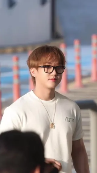 이 남자,, 혹시 화이트가 퍼컬? 스트레이 키즈 창빈이 공항에 화이트 티셔츠 착장으로 등장해 캐주얼한 남친룩을 선보였습니다. 이미지