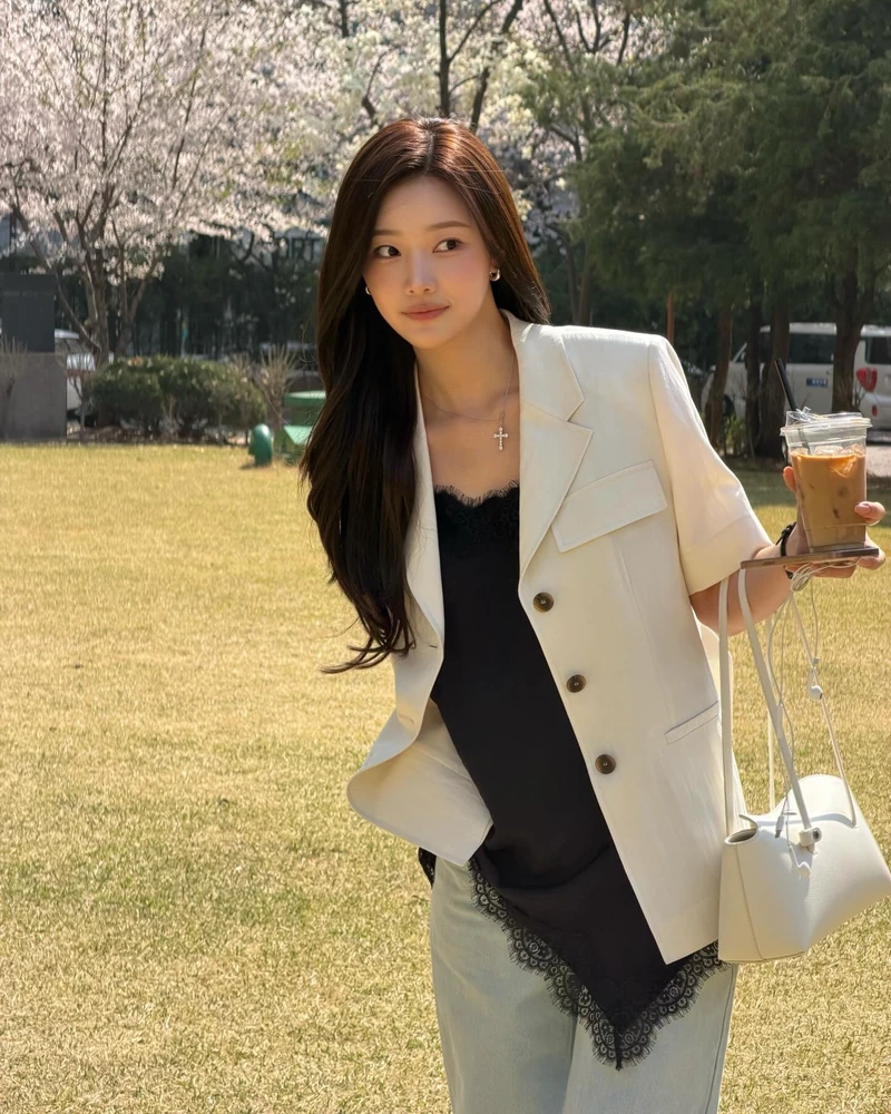 간절기 자켓??🤍🌸이시안 꿀템 3
변덕스런 기온차를 해결하고, 가볍게 걸치는🧐자켓 담아가세요!
낮은 덥고 아침저녁은 쌀쌀한 요즘, 반팔 자켓부터 클래식한 트위드까지 룩의 완성도를 높여줄 3가지 아이템을 소개합니다.
1. 온앤온 벨트 쓰리버튼 반팔 자켓
정교한 테일러링이 돋보이는 크림 컬러의 반팔 자켓입니다. 힙을 살짝 덮는 길이감과 여유로운 실루엣이 체형을 보완해 여성스러운 분위기를 냅니다. 또한 린넨 라이크 소재로 여름까지 활용도가 높으며, 데님이나 슬랙스 어디에나 어우러집니다.
2. 미우미우 자카드 캔버스 블루종 재킷
브랜드의 정체성을 담은 로고와 브라운 레더 배색이 특징입니다. 탄탄한 캔버스 소재를 사용해 구조적인 형태감을 유지하며, 짧은 기장감으로 경쾌한 무드를 연출합니다.
3. 온앤온 프린지 노카라 트위드 자켓
네이비 컬러의 깊이감과 섬세한 프린지 디테일이 조화를 이룹니다. 노카라 디자인으로 스카프와 매치하기 좋으며, 화이트 팬츠와 조합 시 세련된 마린 룩을 완성합니다. 이미지2