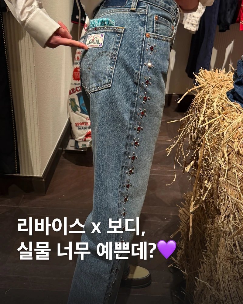 너무 탐나는데요?💟리바이스 x 보디
4/3 도쿄 선발매에 맞춰, 아리하라 미유키 언니 실착샷❤️🩶
아리하라 미유키(Arihara Miyuki)가 도쿄 선발매 현장에서 선보인 리바이스(Levi‘s) x 보디(BODE) 실착. 빈티지 아카이브를 현대적으로 재해석한 협업 피스가 돋보입니다.
아리하라 미유키는 화이트 레이스업 셔츠에 스터드 디테일이 강조된 배럴 레이서 진을 매치했습니다. 팬츠 측면을 따라 배치된 멀티 컬러 스터드와 진주 장식은 보디 특유의 공예적 감성을 상징합니다. 뒷포켓의 그래픽 패치와 탭 디테일은 기존 리바이스와 차별화된 수공예적 가치를 전달합니다. 이미지1