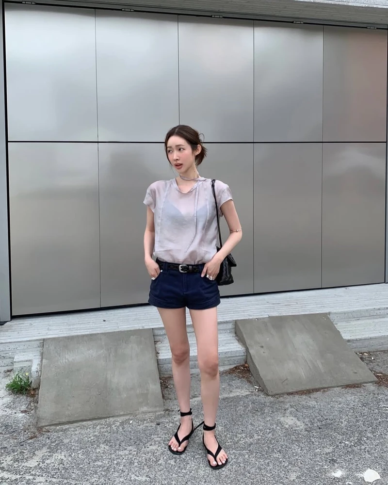 요즘 차정원 여름 반팔🩶기다렸죠?!
기본 반팔티부터 우아한 반팔 블라우스까지🦢🖤3가지 저장해요!
1. 루에브르(LOEUVRE) 시어 벨티드 유넥 블라우스
살짝 비치는 그레이 원단에 U넥, 길게 떨어지는 넥 스트랩이 시그니처죠. 차정원은 네이비 데님 쇼츠와 위빙 벨트, 스트랩 샌들에 비치는 소재를 이너와 은은하게 연출하여 우아한 모습을 보여줬어요.
2. 레이브(RAIVE) 하트 레이버스 그래픽 티셔츠
하트 속 기타를 그린 크랙 질감의 차콜 그래픽 티예요. 소매를 두 번 롤업하고 연청 와이드 데님에 블랙 벨트로 허리를 잡아, 박시한 핏을 흐트러짐 없이 정리했죠.
3. 토니웩(Tonywack) 트위스트 슬리브리스 탑
화이트 기본 반팔티 위에 겹치는 슬리브리스예요. 어깨를 꼬아 마감하고 옆선으로 드레이프가 흐르는 차콜 나시죠. 반팔 위 한 겹이라 누구나 따라 입기 쉬워요.
한 장으로 입든, 한 겹을 더하든 올여름 우아한 반팔을 골라보세요. 이미지2