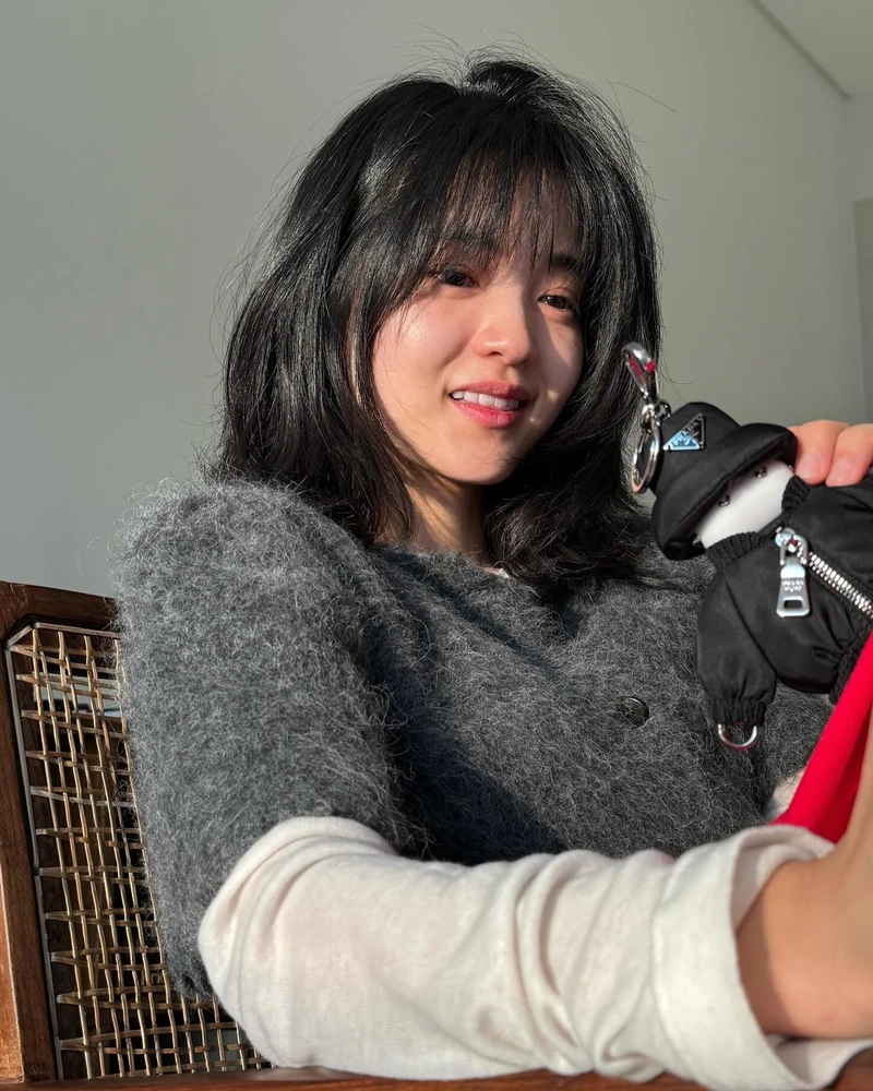 긴 머리 고집했다면 중단발 어때?💇🏻♀️
레이어드부터 C컬까지 다양한 중단발 매력에 빠져보자🖤🎶 이미지2