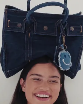 갭 신상 데님백👖어디서 본 실루엣?
갭 청바지를 그대로 가방으로 접었어요💙✂️
9월 8일 나오는 GapBag 컬렉션, 만든 사람은 코치 출신. 버킨처럼 서 있는 저 가방, 갭이 만들었습니다. 파이브포켓 토트라는 이름 그대로 청바지 주머니 다섯 개와 리벳, 벨트 루프를 옮겼고, 워시드 데님 위에 스마일 참을 달았어요.
만든 사람이 리드 크라코프예요. 코치를 16년 이끌고 티파니 최고예술책임자를 거친 뒤 갭 액세서리 총괄로 들어왔습니다. 이번이 그 첫 컬렉션이죠.
백은 다섯 종이에요. 파이브포켓 토트, 후디 토트, 페이버릿 토트, 크레센트 백, 숄더백을 데님과 캔버스, 인조 스웨이드로 갈랐습니다. 40~148달러, 한정판 파이브포켓 토트만 498달러고 9월 8일 미국에서 먼저 열려요.
• 갭 파이브포켓 토트, 40~148달러
• 갭 파이브포켓 토트 리미티드, 498달러 이미지
