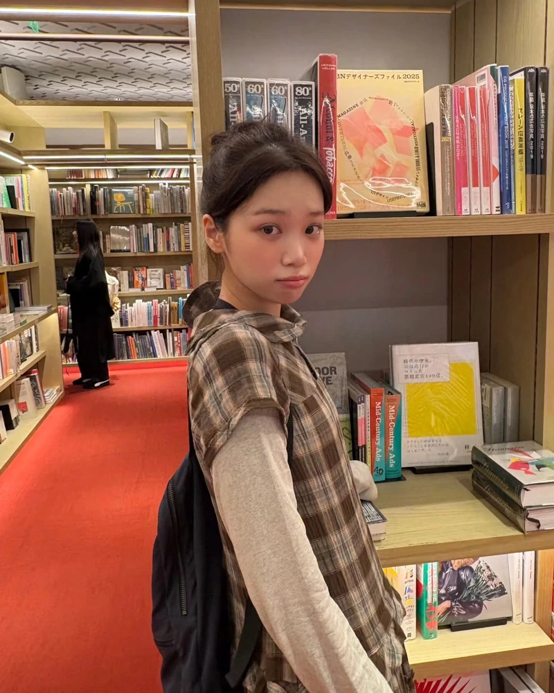 채원언니 여행💙🖤귀요미 백팩 뭐얌
여행 내내 요리조리 활용하는 쪼꼬미 가방 정보🎒@참고해욤!
- 코이세이오 코이 백팩, 12만 원대 이미지2