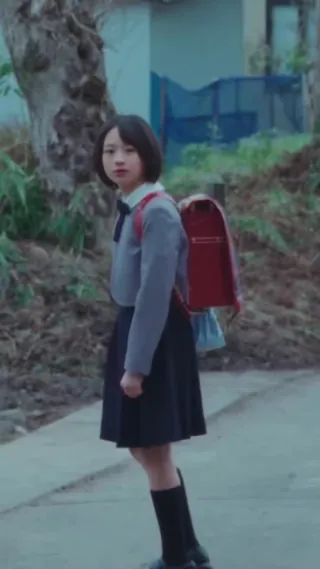 고레에다 히로카즈가 그리는 ‘룩백’🎬
고레에다 히로카즈 감독이 직접 연출, 각본, 편집을 담당한 영화 <룩백>이 오는 10월 8일 국내 개봉에 앞서 메인 예고편을 공개했습니다.
<체인소 맨> 후지모토 타츠키가 2021년 발표한 동명 단편 만화를 원작으로, 만화를 통해 만나 서로의 세상이 되어가는 두 소녀 ‘후지노’와 ‘쿄모토’의 이야기를 그립니다. 데구치 나츠키와 마키타 아쥬가 두 주인공을 맡았습니다.
특히 후지모토 타츠키 작품 최초의 실사 영화화이자 제83회 베니스국제영화제 경쟁 부문 초청작으로 더욱 기대를 모으고 있습니다. 이미지