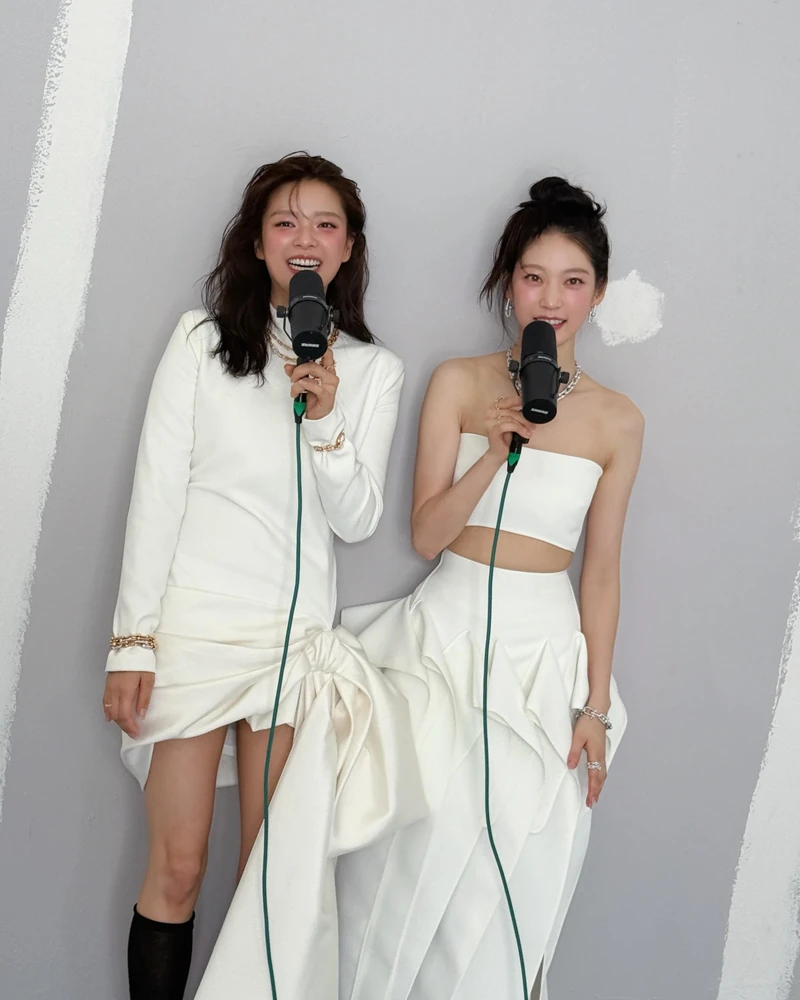 배우 언니와 트와이스 동생🩵🤍
드디어 한 프레임, 데뷔 후 11년 만에 공승연·정연, 처음 함께했어요.
공승연과 정연이 데뷔 이후 처음으로 함께 카메라 앞에 섰습니다. 정연이 트와이스로 데뷔한 2015년 이후 11년 만입니다. ‘Double Face’라는 이름 아래, 닮은 듯 다른 자매의 결이 한 컷에 담겼습니다. 손끝엔 티파니앤코(Tiffany & Co.)의 주얼리가 더해졌습니다.
인연은 작업 밖에서도 이어집니다. 정연이 최근 공승연의 소속사 바로엔터테인먼트와 미팅을 진행한 것으로 알려지면서, 같은 울타리에서 만날 가능성에도 관심이 모입니다. 이미지2