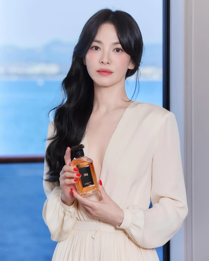 겔랑 송혜교 캠페인이라는데❤️
이 정도면 얼굴 화보 아닌가요…?💄💋 역시 독보적 여신, 갓혜교 이미지2