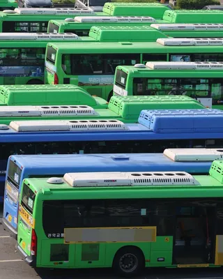 서울 시내버스가 또 멈출 위기입니다 🚌🛑
서울 시내버스 노동조합이 오는 16일 첫차부터 전면 파업에 돌입하겠다고 예고했습니다. 노사는 지난 3월부터 9차례 교섭을 벌였지만, 통상임금 기준시간을 두고 합의점을 찾지 못했습니다.
노조 측은 대법원 판결에 따라 월 176시간을 기준으로 미지급 임금을 달라는 입장입니다. 반면 사측은 임금 동결과 상여금 폐지, 통상임금 기준시간 209시간 적용 등을 제시하며 맞서고 있습니다.
노조는 오는 11일 조합원 찬반투표를 거쳐, 15일 2차 조정회의가 결렬되면 16일 파업에 들어갈 예정입니다. 출근길 시민들의 큰 불편이 우려됩니다. 이미지