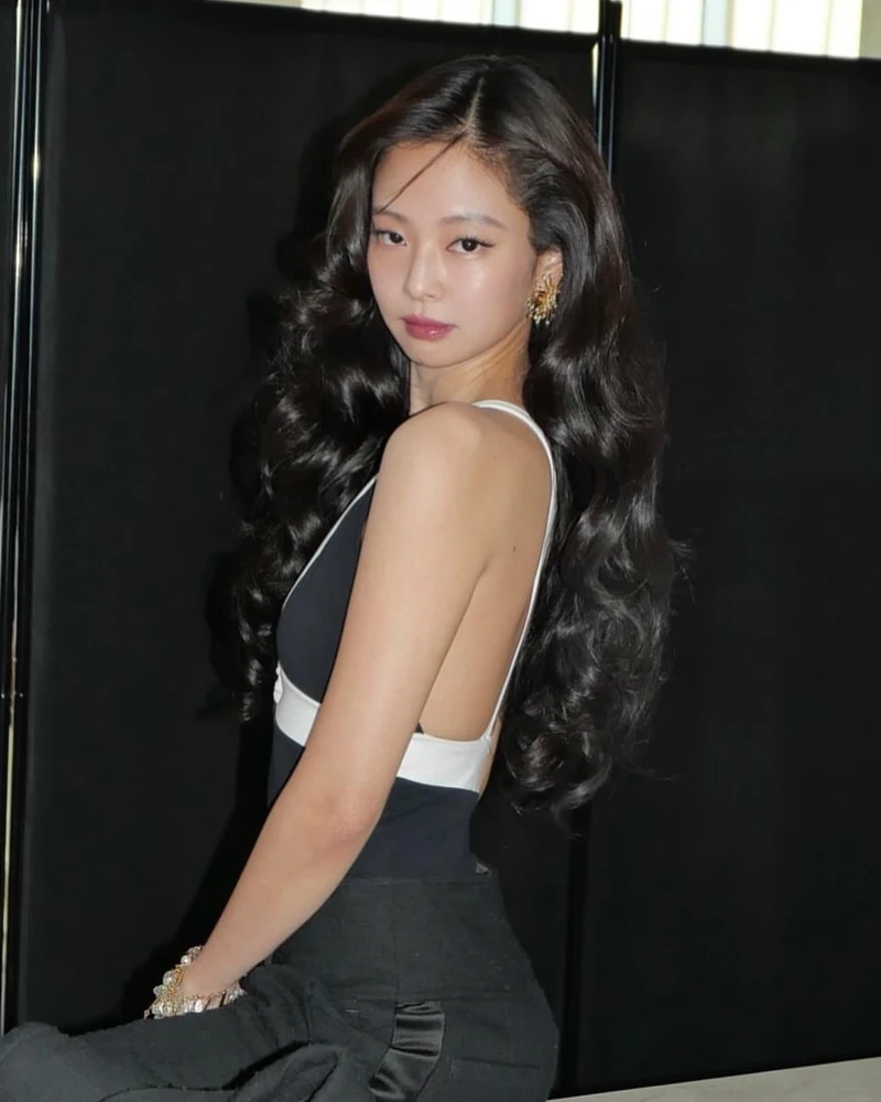 비법은 할리우드가 찾는 남자💇🏻♀️✂️
리사·제니·시드니 스위니 등이 찾는❤️ 헤어 아티스트 글렌 코코
대학 재학 중 우연히 헤어의 매력에 빠진 그는 펜실베이니아의 Aveda Institute에서 미용을 공부한 뒤, 뉴욕 패션위크와 살롱 현장에서 경험을 쌓으며 자신의 영역을 넓혀갔습니다.
지금은 “리사, 제니, 시드니 스위니, 아리아나 그린블랫, 코트니 카다시안” 등 글로벌 스타들의 헤어를 담당하는 셀럽 헤어스타일리스트로 자리 잡았죠. 레드카펫과 패션위크, 매거진 화보까지 활동 영역도 넓습니다.
최근에는 제니의 2026 코첼라 룩 비하인드에도 그의 이름이 등장했습니다. 화려한 셀럽의 순간을 완성하는 건 때로 아주 작은 디테일. 그리고 그 디테일을 만드는 사람까지 알고 나면, 스타들의 헤어가 조금 다르게 보입니다. 이미지2