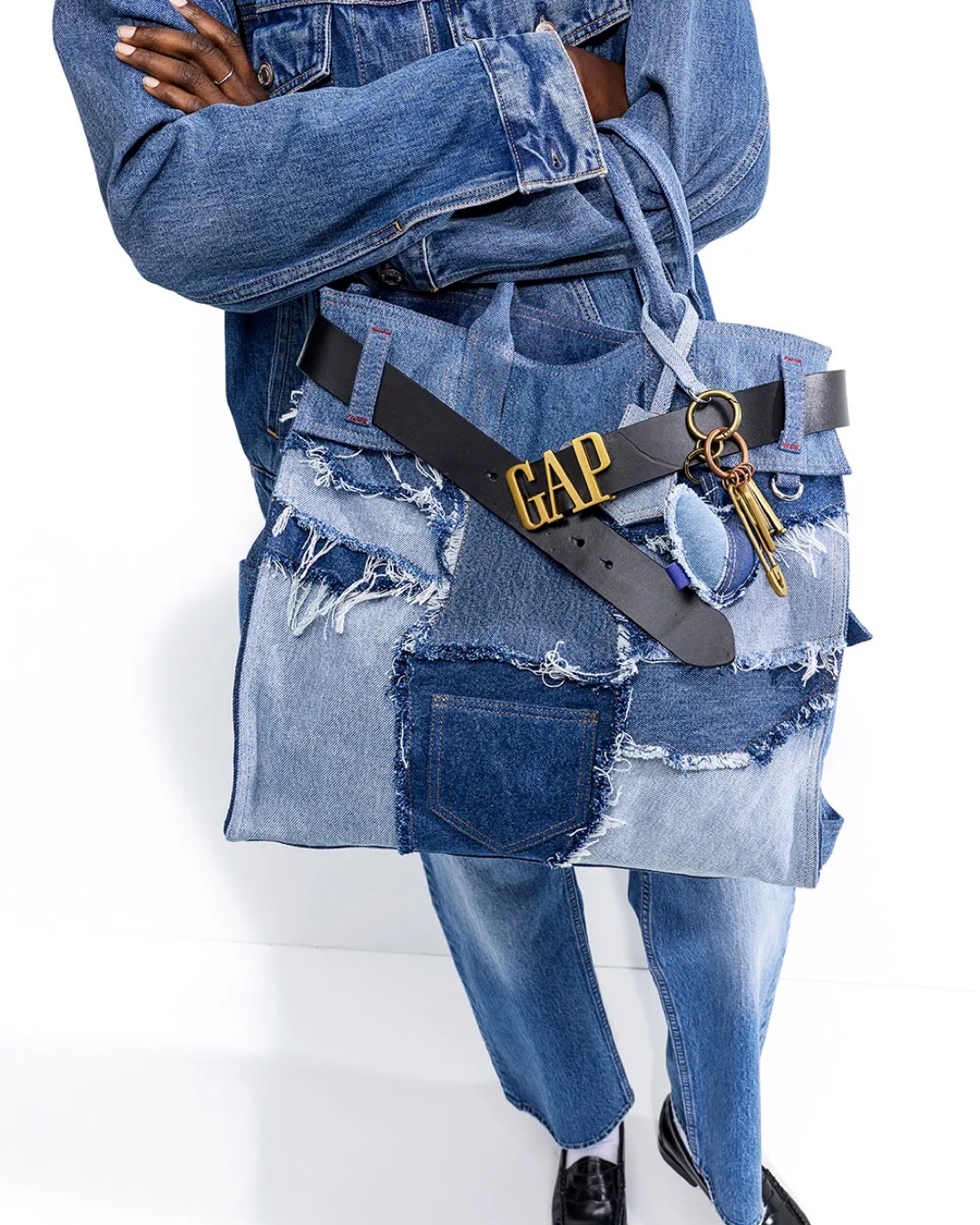 갭 신상 데님백👖어디서 본 실루엣?
갭 청바지를 그대로 가방으로 접었어요💙✂️
9월 8일 나오는 GapBag 컬렉션, 만든 사람은 코치 출신. 버킨처럼 서 있는 저 가방, 갭이 만들었습니다. 파이브포켓 토트라는 이름 그대로 청바지 주머니 다섯 개와 리벳, 벨트 루프를 옮겼고, 워시드 데님 위에 스마일 참을 달았어요.
만든 사람이 리드 크라코프예요. 코치를 16년 이끌고 티파니 최고예술책임자를 거친 뒤 갭 액세서리 총괄로 들어왔습니다. 이번이 그 첫 컬렉션이죠.
백은 다섯 종이에요. 파이브포켓 토트, 후디 토트, 페이버릿 토트, 크레센트 백, 숄더백을 데님과 캔버스, 인조 스웨이드로 갈랐습니다. 40~148달러, 한정판 파이브포켓 토트만 498달러고 9월 8일 미국에서 먼저 열려요.
• 갭 파이브포켓 토트, 40~148달러
• 갭 파이브포켓 토트 리미티드, 498달러 이미지2