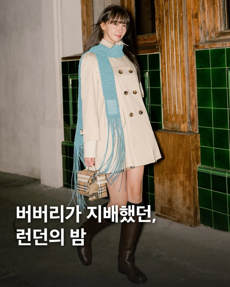 역시 전통은 전통이다🇬🇧🧥버버리
헤리티지 코드를 느낄 수 있었던 26FW🎆윤아부터 승민까지 포착!
런던패션위크에서 공개된 버버리 2026 F/W는 도시의 밤과 실용적 아우터에 집중했습니다. 다니엘 리는 트렌치를 중심으로 해링턴과 브래드모어 재킷, 코팅 데님을 재구성하며 헤리티지를 현대적으로 정리했습니다. 체크는 구조 속 디테일로 활용돼 균형을 완성했습니다.
런던에서 포착된 임윤아의 체크 킬트와 트렌치, 브라이트의 실크 트렌치, 승민과 에이지 아카소의 재킷 스타일링은 이번 컬렉션의 메시지를 가장 현실적으로 보여줬습니다. 이미지1