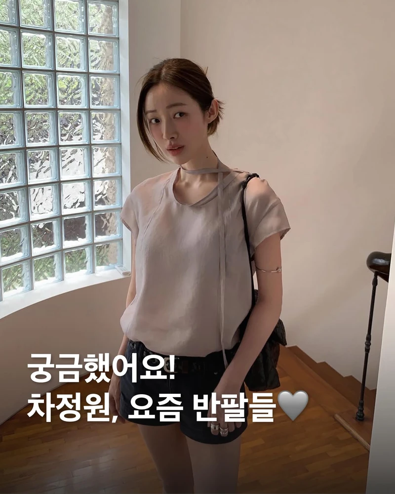요즘 차정원 여름 반팔🩶기다렸죠?!
기본 반팔티부터 우아한 반팔 블라우스까지🦢🖤3가지 저장해요!
1. 루에브르(LOEUVRE) 시어 벨티드 유넥 블라우스
살짝 비치는 그레이 원단에 U넥, 길게 떨어지는 넥 스트랩이 시그니처죠. 차정원은 네이비 데님 쇼츠와 위빙 벨트, 스트랩 샌들에 비치는 소재를 이너와 은은하게 연출하여 우아한 모습을 보여줬어요.
2. 레이브(RAIVE) 하트 레이버스 그래픽 티셔츠
하트 속 기타를 그린 크랙 질감의 차콜 그래픽 티예요. 소매를 두 번 롤업하고 연청 와이드 데님에 블랙 벨트로 허리를 잡아, 박시한 핏을 흐트러짐 없이 정리했죠.
3. 토니웩(Tonywack) 트위스트 슬리브리스 탑
화이트 기본 반팔티 위에 겹치는 슬리브리스예요. 어깨를 꼬아 마감하고 옆선으로 드레이프가 흐르는 차콜 나시죠. 반팔 위 한 겹이라 누구나 따라 입기 쉬워요.
한 장으로 입든, 한 겹을 더하든 올여름 우아한 반팔을 골라보세요. 이미지1