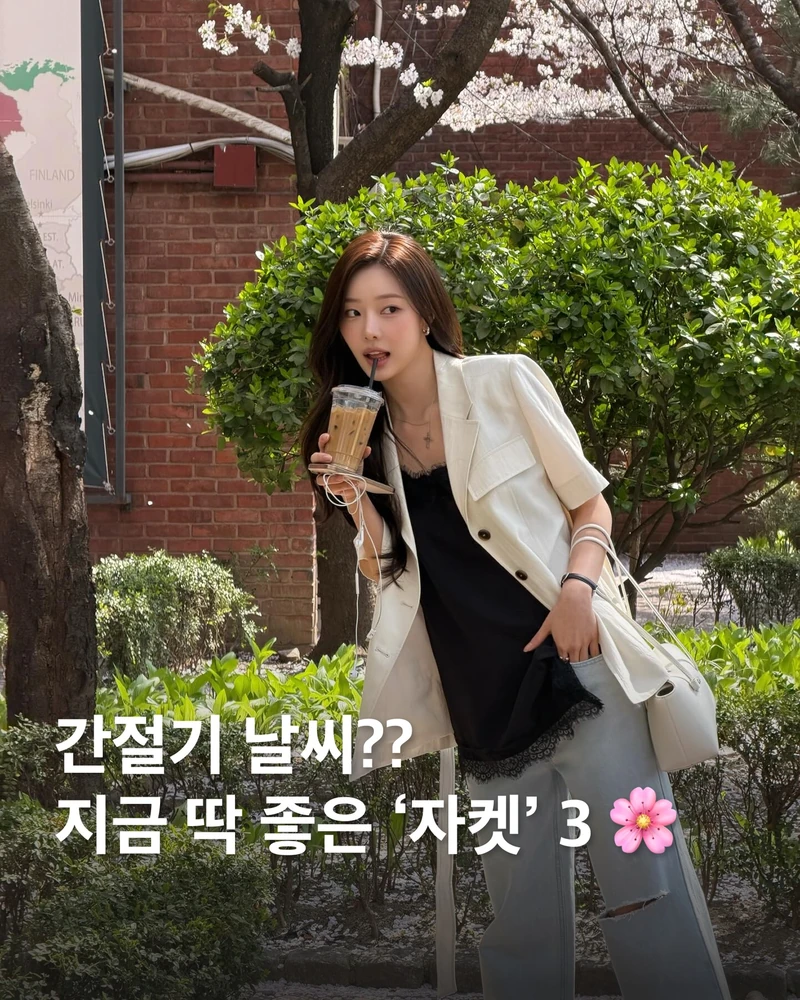간절기 자켓??🤍🌸이시안 꿀템 3
변덕스런 기온차를 해결하고, 가볍게 걸치는🧐자켓 담아가세요!
낮은 덥고 아침저녁은 쌀쌀한 요즘, 반팔 자켓부터 클래식한 트위드까지 룩의 완성도를 높여줄 3가지 아이템을 소개합니다.
1. 온앤온 벨트 쓰리버튼 반팔 자켓
정교한 테일러링이 돋보이는 크림 컬러의 반팔 자켓입니다. 힙을 살짝 덮는 길이감과 여유로운 실루엣이 체형을 보완해 여성스러운 분위기를 냅니다. 또한 린넨 라이크 소재로 여름까지 활용도가 높으며, 데님이나 슬랙스 어디에나 어우러집니다.
2. 미우미우 자카드 캔버스 블루종 재킷
브랜드의 정체성을 담은 로고와 브라운 레더 배색이 특징입니다. 탄탄한 캔버스 소재를 사용해 구조적인 형태감을 유지하며, 짧은 기장감으로 경쾌한 무드를 연출합니다.
3. 온앤온 프린지 노카라 트위드 자켓
네이비 컬러의 깊이감과 섬세한 프린지 디테일이 조화를 이룹니다. 노카라 디자인으로 스카프와 매치하기 좋으며, 화이트 팬츠와 조합 시 세련된 마린 룩을 완성합니다. 이미지1
