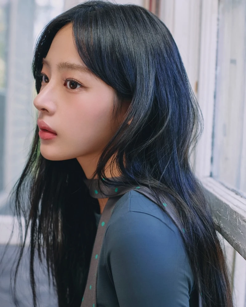 오래간만에 등장🐰뉴진스 단체컷
축하 속에 남은 물음표 하나 🎂 넷이었어요
그룹 뉴진스가 데뷔 4주년 ‘NewJeans Day’ 콘텐츠를 공식 인스타그램에 공개했습니다. 단체 사진이 4인으로 나오자, 댓글엔 “다니엘은 어디 있느냐”는 반응이 쏟아졌어요.
다니엘은 소속사 어도어와의 상황이 정리되지 않으면서 이번 활동에는 함께하지 않은 것으로 알려졌습니다. 뉴진스의 향후 구성은 아직 확정되지 않았습니다. 이미지2
