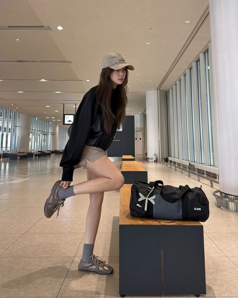 스커트 & 반바지🤎🤍효민 신발 픽!
가을 신발 고민 중이죠?!🍁 가을 예쁜 다리핏 효민 '픽' 글리오.
효민이 가을 간절기 코디마다 같은 운동화를 꺼냈어요. 휠라 글리오 LX, 브라운 스웨이드에 라운드 토를 얹은 로우탑 레이스업입니다.
코디 하나는 블랙 후드 집업에 베이지 반바지, 그레이 삭스를 한 공항 차림이에요. 다른 코디는 그레이 민소매 터틀넥에 그레이 랩 스커트, 버건디 타이츠를 조합한 룩이죠. 반바지도 스커트에도 같은 신발을 코디했어요.
브라운 한 톤이라 버건디 타이츠에도 그레이 삭스에도 다 좋습니다. 타이츠와 색이 이어져 발목에서 끊기지 않으니 다리도 길어 보이고요. 함께 든 더플백은 휠라와 오호스(OJOS)가 이어오고 있는 협업 라인입니다.
• 휠라 글리오 LX 에스프레소, 11만 원대 이미지1