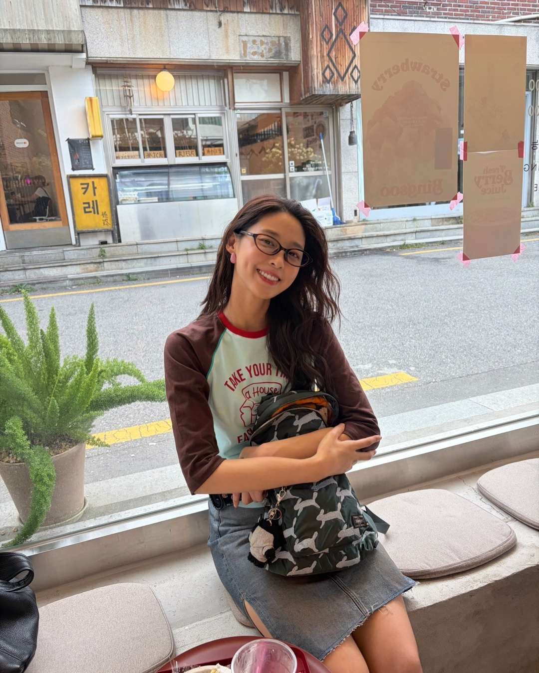 소풍 & 데일리 메기 좋은 백팩🎒
가볍게 나서고 싶은 가을날🍁🏕️ 백팩 하나로 분위기가 달라져요.
최근 설현의 스타일에서 포착한 백팩은 서로 다른 매력의 두 가지. 하나는 귀여운 패턴으로 캐주얼한 무드를 더하고, 다른 하나는 깔끔한 블랙 컬러에 위트 있는 디테일을 더했습니다.
소풍부터 가벼운 나들이까지, 올가을 데일리 백으로 참고해볼 만한 설현의 백팩 스타일 참고하세요.
• 포터 x 미나 페르호넨 '런 런 런' 데이팩, 62만 원대
• 스노우피크 어패럴 x 헬로키티 미니 백팩, 10만 원대 이미지2