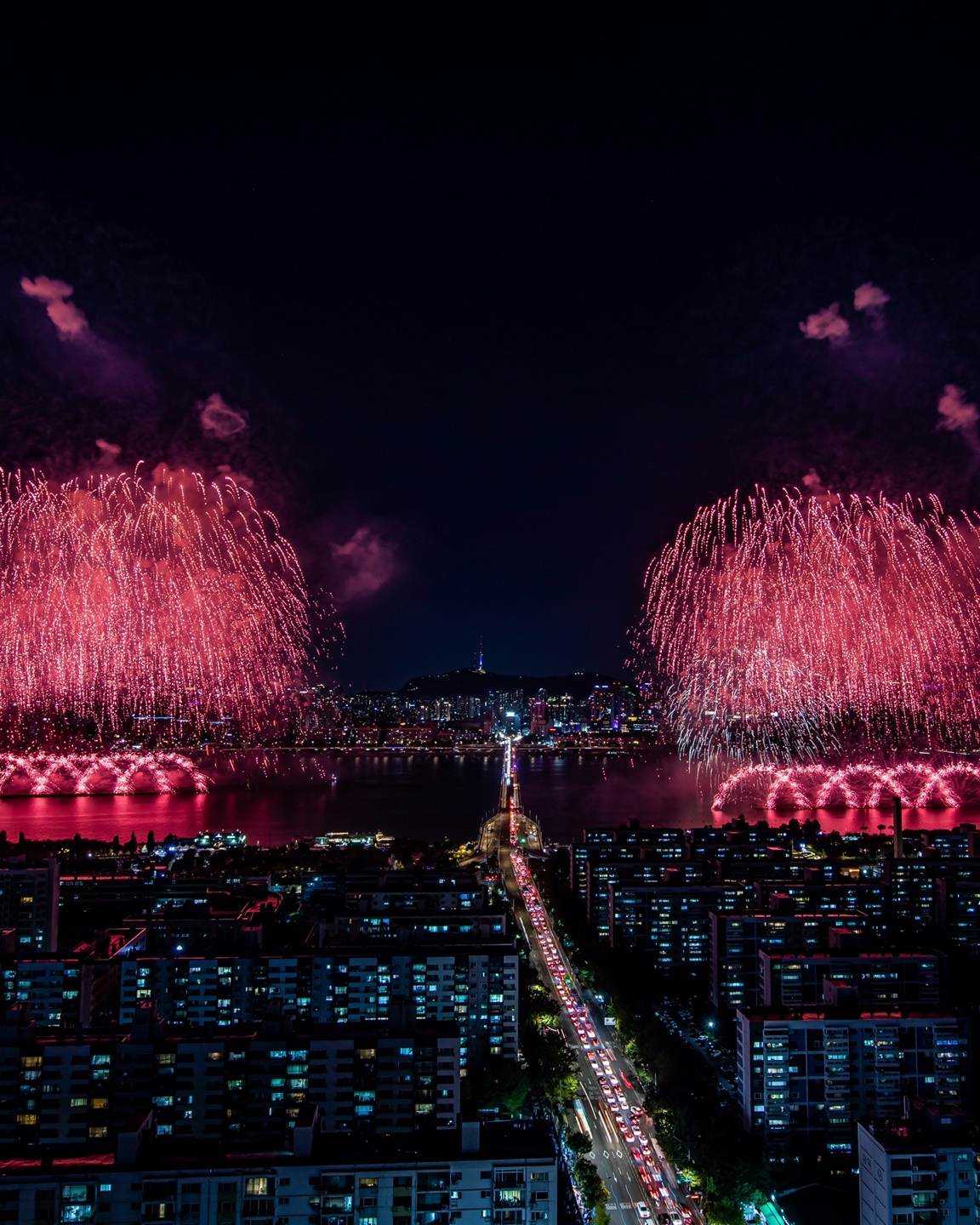 오늘 여의도 가시는 분들 주의하세요!🎆🚫
오늘 열리는 '서울세계불꽃축제 2026'으로 인해 여의도 일대 교통이 전면 통제됩니다. 오후 3시부터 자정까지 여의동로(마포대교 남단~63빌딩) 차량 통행이 금지되며, 인파가 몰리는 여의나루역은 저녁 7시부터 밤 10시까지 3시간 동안 열차가 무정차 통과합니다. 원효대교 역시 내일 새벽 3시까지 전면 통제되니 주말 나들이 계획에 참고하시기 바랍니다. 이미지1