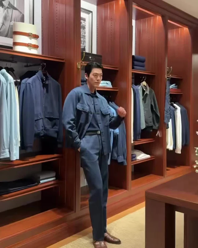 가을 남친룩 정답💙🤎공룡 김우빈 네이비와 데님, 이렇게 멋지군요🏇🏻 민아언니 남편분이 증명 김우빈이 네이비만 입었습니다. 셔츠 재킷, 니트, 팬츠까지 한 색. 브라운 가죽 샌들로 코디했죠. 상하의를 같은 색으로 맞추고 신발과 벨트로만 톤을 바꾸는, 가을 남친룩에서 가장 실패가 적은 공식입니다. 9월 5일 랄프 로렌 퍼플 라벨과 더블 알엘(RRL) 스토어가 문을 연 자리였습니다. 퍼플 라벨은 랄프 로렌의 최상위 남성복 라인이죠. RRL은 1993년 시작했고, 콜로라도 목장 'Double RL Ranch'에서 이름을 따왔습니다. 재킷은 퍼플 라벨, 데님은 RRL로 나뉩니다. 이미지