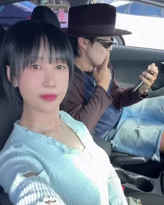 카리나를 어떻게 참나요….?😅
하하 셀카 찍다가, 도망다니는 중이라는🤠⭐️ 이미지