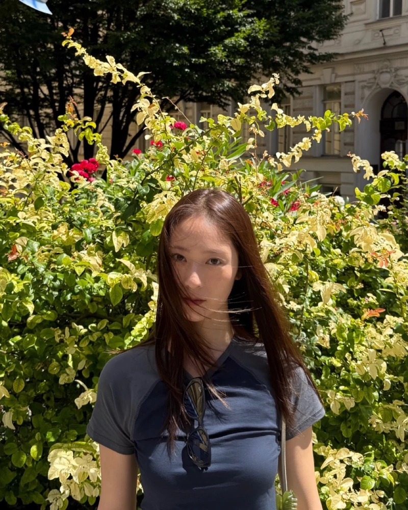 새롭게 보이는🇫🇷🤍프렌치 ‘이’ 브랜드
브라 모양이라 이름도 브라백👙 크리스탈이 요즘 드는 ‘파네‘
FANE 브라 백, 크리스탈이 빈 여행부터 지금까지 들고 있는 아이보리 백입니다. 빈 헌책방 앞에서 네이비 가디건에 반바지를 입었을 때도, 네이비 래글런 티셔츠에 캡을 눌러썼을 때도 어깨엔 같은 가방이 있었어요. 아이보리 가죽에 무늬 하나 없는 작은 숄더백입니다.
파리 브랜드 FANE의 브라 백이에요. 다트로 잡은 곡선이 브라의 볼륨을 닮아 이름이 그렇게 붙었죠. 손에 들면 가죽 두께가 손끝에 남는 크기입니다.
크리스탈의 활용법은 하나예요. 간단한 네이비에 가방만 아이보리로 포인르를 줍니다. 캡과 선글라스, 헤어클립처럼 소품이 많아도 가방이 단색이라 시선이 갈 자리가 정리되죠.
• 파네 (FANE) 브라 백, 110만 원대 이미지2