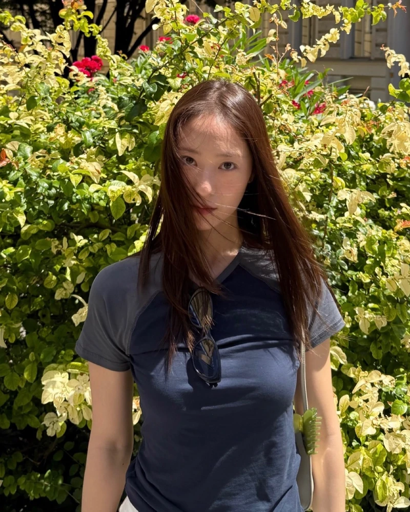 새롭게 보이는🇫🇷🤍프렌치 ‘이’ 브랜드
브라 모양이라 이름도 브라백👙 크리스탈이 요즘 드는 ‘파네‘
FANE 브라 백, 크리스탈이 빈 여행부터 지금까지 들고 있는 아이보리 백입니다. 빈 헌책방 앞에서 네이비 가디건에 반바지를 입었을 때도, 네이비 래글런 티셔츠에 캡을 눌러썼을 때도 어깨엔 같은 가방이 있었어요. 아이보리 가죽에 무늬 하나 없는 작은 숄더백입니다.
파리 브랜드 FANE의 브라 백이에요. 다트로 잡은 곡선이 브라의 볼륨을 닮아 이름이 그렇게 붙었죠. 손에 들면 가죽 두께가 손끝에 남는 크기입니다.
크리스탈의 활용법은 하나예요. 간단한 네이비에 가방만 아이보리로 포인르를 줍니다. 캡과 선글라스, 헤어클립처럼 소품이 많아도 가방이 단색이라 시선이 갈 자리가 정리되죠.
• 파네 (FANE) 브라 백, 110만 원대 이미지1