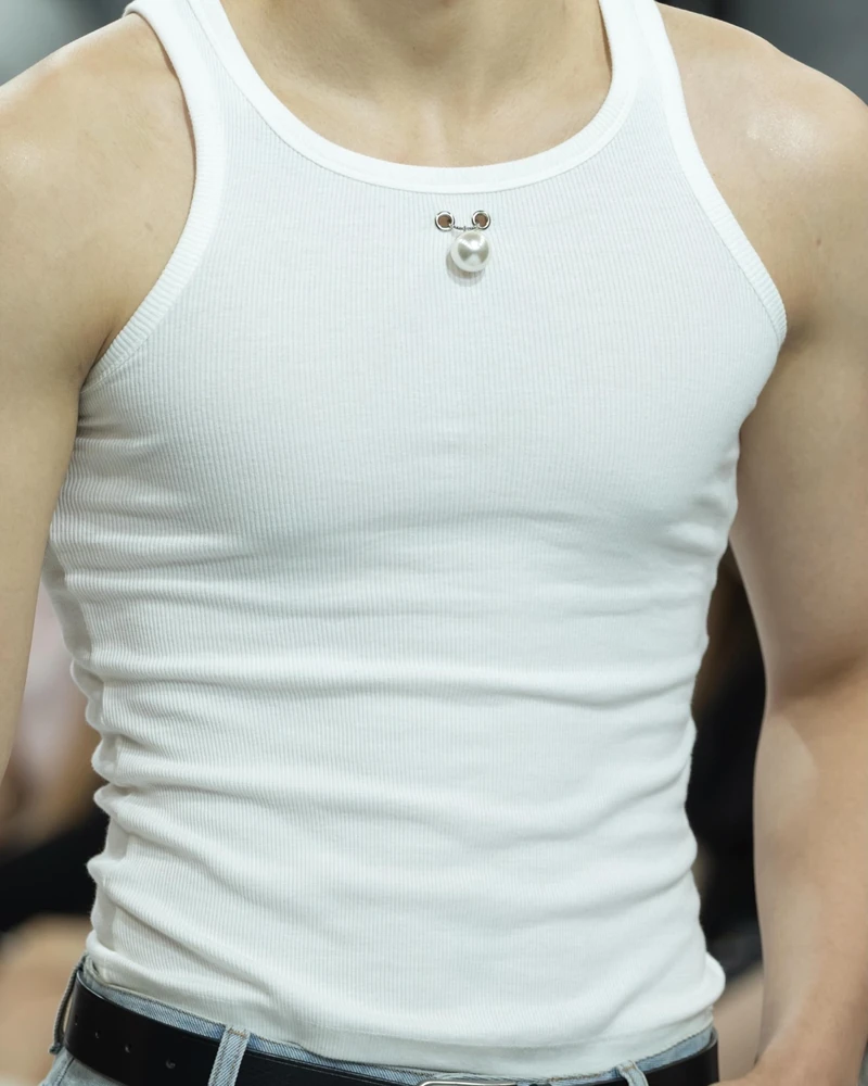 10년 만의 서울🤍김해김 진주 디테일
리본도 헤어피스도 있었지만, 눈은 진주🇰🇷 김해김 ‘SEOUL LIGHT’
리본, 조각 같은 헤어피스까지 포인트가 여럿이었지만 가장 먼저 눈에 띈 건 진주였습니다. 블랙 베레와 재킷 전면에 작은 금속 고리로 하나씩 걸었고, 흰 리브 탱크톱에는 넥라인 가운데 진주 딱 하나를 걸어 블랙 벨트, 라이트 블루 데님으로 마무리했죠.
9월 3일 롯데월드타워에서 열린 김해김(KIMHĒKIM)의 2027 SS ‘SEOUL LIGHT’는 국내 첫 쇼이자 10주년 무대예요. 발렌시아가 출신 김인태 디자이너가 2016년 파리에서 시작한 브랜드로, 진주와 리본이 10년 시그니처입니다. 이미지1