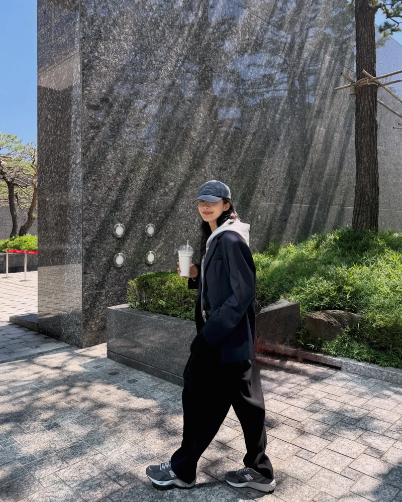 청아언니 요즘🩶💙신상 뉴발 운동화
가을 데일리룩에 좋은 뉴발 클래식 스니커즈 880R🇺🇸 @어때?!
스니커즈 선생님 이청아가 요즘 신는 뉴발란스 신상 880R입니다. 80년대 러닝화 880을 지금 감각으로 다시 해석한 클래식 스니커즈예요.
스웨이드와 메쉬를 겹친 어퍼에 미니멀한 실루엣이라 뉴발란스 특유의 헤리티지 무드가 그대로죠. 볼륨 미드솔에 ABZORB 쿠셔닝을 넣어 오래 걸어도 편하고, 키높이 효과까지 따라옵니다.
대표 컬러 라이트 그레이는 톤온톤 레이어라 트렌치코트든 블레이저든 자연스럽게 어우러져요. 인플루언서들도 차콜과 나눠 신는 착용컷을 이어가고 있어, 올가을 클래식 스니커즈로 이만한 게 없습니다. 이미지2