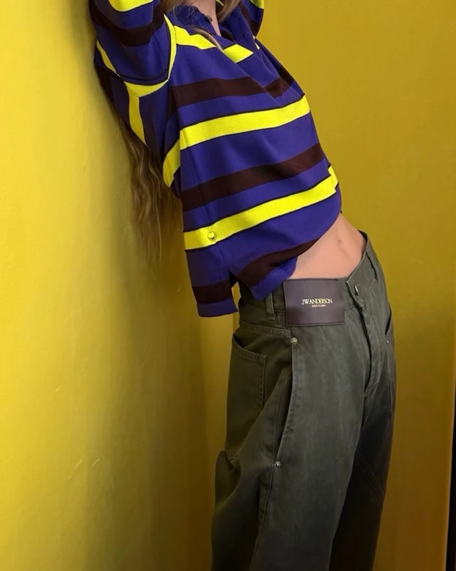 익숙한 청바지, 조금 다르게💙⚓️ 조나단 앤더슨이 이번에는 데님을 비틀었습니다. JW 앤더슨(JW ANDERSON)의 ’트위스티드 데님(Twisted Denim)’은 다리 앞쪽으로 돌아가는 봉제선이 핵심입니다. 클래식 진의 형태는 두고 옆선만 앞으로 비틀어 실루엣을 살짝 어긋나게 만들었어요. 일본산 코튼을 일본 데님 장인이 봉제했고, 레더 로고 패치와 메탈 버튼, 오렌지 바인딩으로 마감했죠. 캠페인의 얼굴은 드리 헤밍웨이와 파트너 닉 델리 산티입니다. 커플로 패션 캠페인에 함께 선 건 이번이 처음이에요. 맞춰 입는 대신 한 옷장을 나눠 입는 듯 같은 데님을 걸쳐, 유니섹스 라인이라는 점을 보여줍니다. 컬러는 인디고·프렌치 블루·미드 블루·워시드 그린·오프 화이트 5종입니다. 이번 시즌 그가 청바지를 잘 뽑았다는 말, 이 정도면 인정해도 될 것 같네요. • JW 앤더슨 트위스티드 워크웨어 데님 진, 100만 원대 이미지