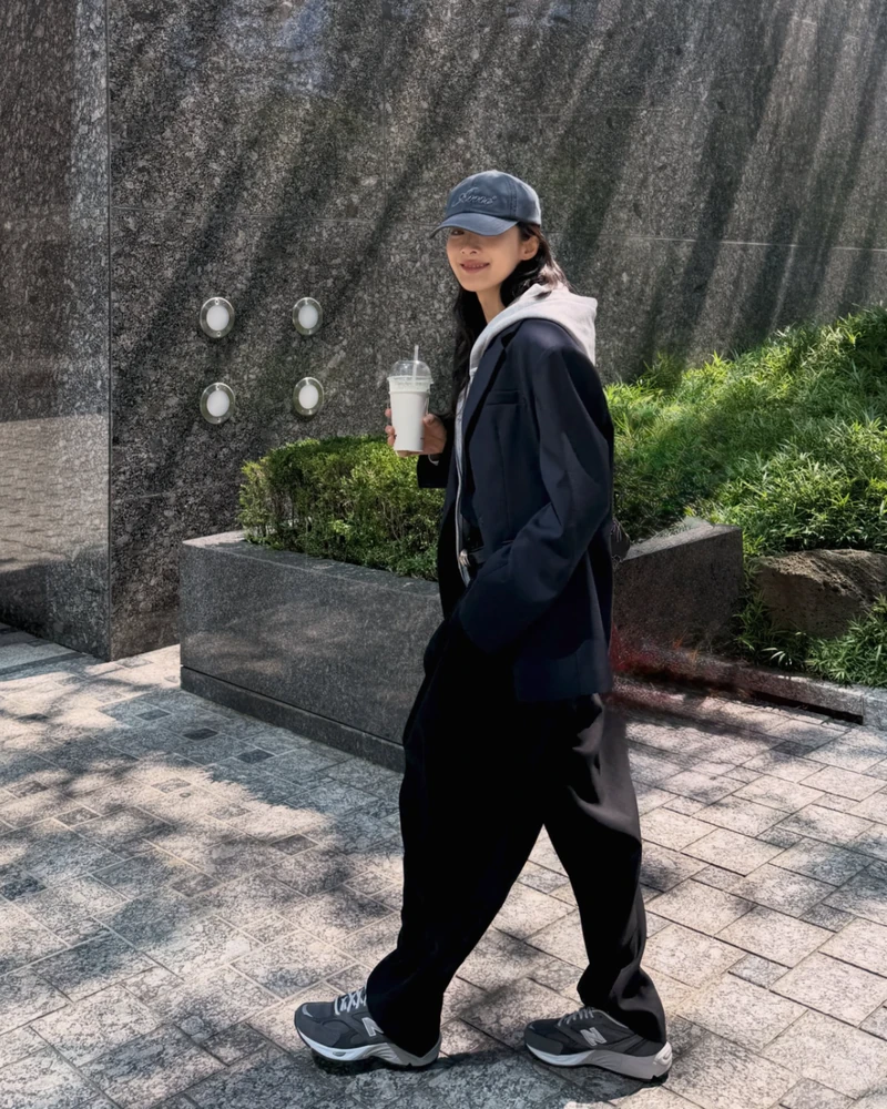 청아언니 요즘🩶💙신상 뉴발 운동화
가을 데일리룩에 좋은 뉴발 클래식 스니커즈 880R🇺🇸 @어때?!
스니커즈 선생님 이청아가 요즘 신는 뉴발란스 신상 880R입니다. 80년대 러닝화 880을 지금 감각으로 다시 해석한 클래식 스니커즈예요.
스웨이드와 메쉬를 겹친 어퍼에 미니멀한 실루엣이라 뉴발란스 특유의 헤리티지 무드가 그대로죠. 볼륨 미드솔에 ABZORB 쿠셔닝을 넣어 오래 걸어도 편하고, 키높이 효과까지 따라옵니다.
대표 컬러 라이트 그레이는 톤온톤 레이어라 트렌치코트든 블레이저든 자연스럽게 어우러져요. 인플루언서들도 차콜과 나눠 신는 착용컷을 이어가고 있어, 올가을 클래식 스니커즈로 이만한 게 없습니다. 이미지1