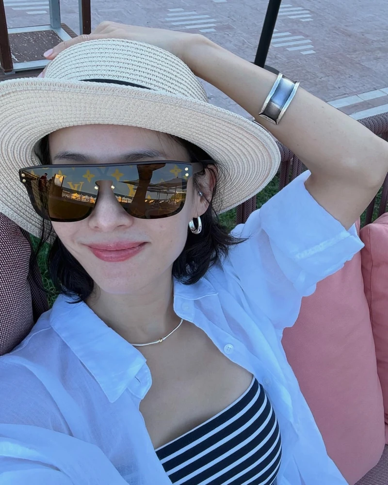 조여정😎✨ 최애 데일리 선글라스
베니스 국제영화제, 일상 모두에서 하는 최애 루이비통 선글라스는?❤️
바로 루이비통 ‘와이메아’ 선글라스인데요. 영화제 공식 석상이 아닌 이탈리아에서의 일상적인 순간에서 착용해, 조여정이 평소 어떤 선글라스를 즐겨 쓰는지 엿볼 수 있었습니다.
조여정은 평소에도 이 선글라스를 활용한 다양한 스타일링을 보여주고 있습니다. 캐주얼한 차림에는 선글라스 하나로 포인트를 주고, 여행지에서는 편안한 룩에 매치해 실용적인 액세서리로 활용하는 모습을 보여줍니다.
특별한 행사에서만 꺼내 드는 아이템이 아닌 일상속에서 자주 손이 가는 조유정의 데일리 선글라스를 확인해보세요!
• 루이비통 - 와이메아 선글라스, 86만 원대 이미지1