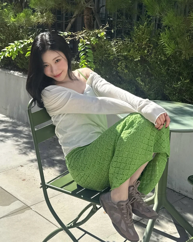 채령 스웨이드🤎🤍따라하기 쉬워요
채령도 신은 한소희 신발☕️ '위아래' 활용도 좋은 스웨이드 3가지
1. 휠라 글리오 LX 에스프레소, 11만 원대
한소희가 먼저 신은 그 신발이에요. 라임 그린 크로셰 스커트에 발끝만 에스프레소 스웨이드로 포인트를 줬습니다. 또한 새틴까지 조합되어 고급스러운 무드에 낮고 긴 앞코라 롱스커트 아래서도 다리가 길어 보여요.
2. 토리버치 로미 스웨이드 버킷백, 79만 원대
버건디 V넥 니트에 오트밀 팬츠예요. 브라운 스웨이드 로미를 숄더로 걸쳤는데, 버튼 하나뿐이라 버건디와 잘 어울립니다.
3. 펜필드 포우 스웨이드 라이더 해링턴 자켓, 23만 원대
다크 브라운 스웨이드 라이더를 오버핏으로 걸쳤어요. 스냅 단추라 열어 입어도 형태가 살고, 활용도가 좋습니다. 이미지1