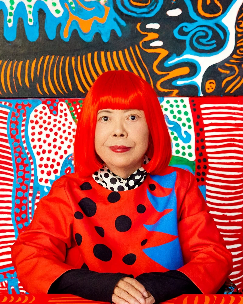 300점 넘는 초대형 회고전🎨
쿠사마 야요이가 직접 준비한 마지막 대규모 회고전🎃🙏
오는 9월 11일, 네덜란드 암스테르담 스테델릭 미술관에서 열립니다. 70년이 넘는 시간 동안 점과 호박, 거울을 통해 ‘무한’을 탐구해온 쿠사마 야요이. 개막을 불과 몇 주 앞둔 지난 8월 14일 향년 97세로 세상을 떠나면서, 이번 전시는 예정된 회고전을 넘어 작가의 삶과 예술을 기리는 사후 추모전이 됐습니다.
2025년 스위스 바이엘러 재단에서 시작해 쾰른을 거쳐 암스테르담으로 이어진 순회 전시로, 쿠사마와 그녀의 스튜디오가 직접 제작 과정에 참여했습니다. 초기작부터 최근작까지 70여 년의 예술 세계를 아우르며 300점이 넘는 작품을 선보입니다. 대표작 <Narcissus Garden>과 인피니티 미러룸은 물론, 2025년에 제작된 신작도 만나볼 수 있죠.
평생 자신만의 세계를 확장해온 거장 쿠사마 야요이. 그녀가 마지막까지 준비한 전시에서, 70여 년의 예술 여정을 만나보세요.
• 장소: 네덜란드 암스테르담 스테델릭 미술관
• 일정: 2026.9.11–2027.1.17 이미지1
