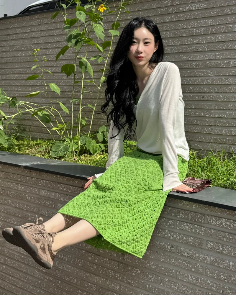 채령 스웨이드🤎🤍따라하기 쉬워요
채령도 신은 한소희 신발☕️ '위아래' 활용도 좋은 스웨이드 3가지
1. 휠라 글리오 LX 에스프레소, 11만 원대
한소희가 먼저 신은 그 신발이에요. 라임 그린 크로셰 스커트에 발끝만 에스프레소 스웨이드로 포인트를 줬습니다. 또한 새틴까지 조합되어 고급스러운 무드에 낮고 긴 앞코라 롱스커트 아래서도 다리가 길어 보여요.
2. 토리버치 로미 스웨이드 버킷백, 79만 원대
버건디 V넥 니트에 오트밀 팬츠예요. 브라운 스웨이드 로미를 숄더로 걸쳤는데, 버튼 하나뿐이라 버건디와 잘 어울립니다.
3. 펜필드 포우 스웨이드 라이더 해링턴 자켓, 23만 원대
다크 브라운 스웨이드 라이더를 오버핏으로 걸쳤어요. 스냅 단추라 열어 입어도 형태가 살고, 활용도가 좋습니다. 이미지2