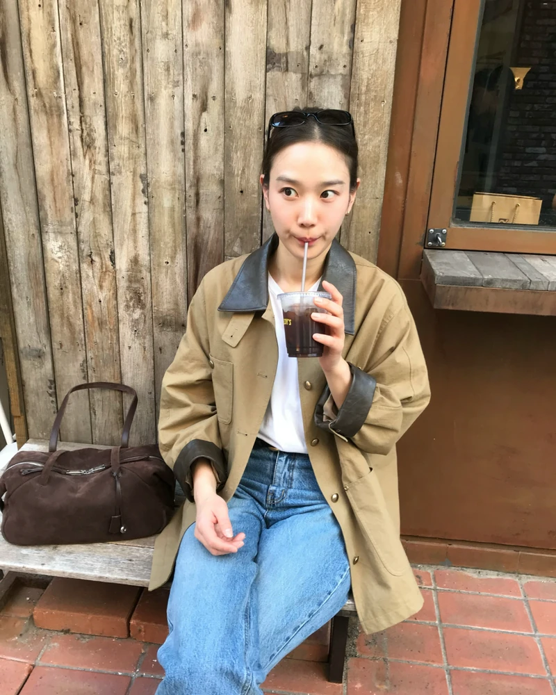 '핏 좋은' 애매한 기장 찾았다면🤎💛
이 착장 그대로 하면 될듯🍁 장희령 언니 워크자켓 & 숄더백 조합!
장희령이 입은 건 조이그라이슨(JOYGRYSON)의 프렌치 워크 자켓이에요. 엉덩이를 살짝 덮는 기장이라 와이드 데님에도 다리 라인이 예쁘게 보입니다. 다크 브라운 레더 카라를 세우면 스탠드 칼라, 내리면 초어 재킷이 되죠.
함께한 가방도 조이그라이슨의 엘바 숄더백 스웨이드예요. 볼링백 실루엣에 어깨에 걸치면 화이트 티와 데님이 심심하지 않습니다. 초코 브라운이 워크자켓과 예쁘게 조합되는게 핵심이에요.
자켓과 가방 이 두 개만 그대로 가져가도 간절기 코디 마무리에요.
• 조이그라이슨 프렌치 워크 자켓, 32만 원대
• 조이그라이슨 엘바 숄더백 스웨이드, 33만 원대 이미지2