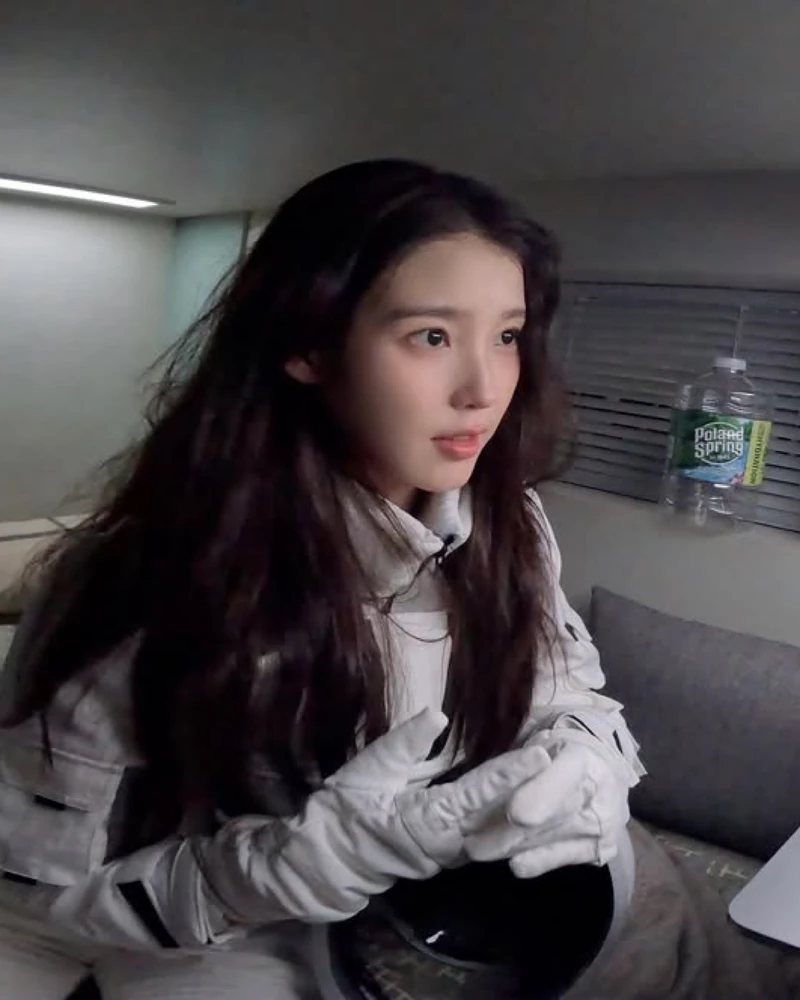 우주로 떠난 아이유의 이야기🪐
아이유가 디지털 싱글 ‘이 별로부터‘ 컨셉 포토를 공개했습니다.
좁은 우주선 캡슐 속, 홀로 자신과 마주한 아이유가 우주에서 지구를 바라보는 모습이 담겨있는데요. 이전 신곡의 주제를 표현한 것인지 팬들의 궁금증을 자아내고 있습니다.
한편 디지털 싱글 ‘이 별로부터‘, ’Dear my crazy Soulmate’는 9월 10일 오후 6시 공개됩니다. 이미지2
