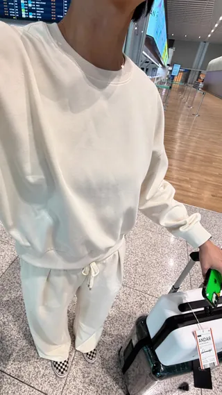편안하고 깔끔한 여행룩 찾는다면? #광고 일상 탈출한 패션앤스타일 에디터의 3박 4일 여행기에서 볼 수 있습니다🤓 공항부터 여행 내내 하루종일 걷고, 운동까지! 하지만 편안함과 스타일, 모두 포기 못하는 나란 사람,,🤳🏻 두 가지를 모두 잡은 에디터의 여행룩, 지금 영상에서 만나보세요! 📌 안다르 공식몰 5% 할인코드 이벤트 ▪️할인코드: FASHIONTRAVEL ▪️기간: 9/8일 ~ 9/20일 (23:59까지) ▪️사용 방법 - 회원 로그인 후 결제 시 적용 - 공식몰 쿠폰과 동시 사용 가능 📌 영상 속 착용 제품 ▪️마일드무스 셋업 (맨투맨 & 와이드팬츠) / 라이트베이지 / L ▪️브리즈페더 메쉬 윈드자켓 / 화이트 / L ▪️에어데님 스트레이트핏 청바지 애쉬블루 / 29 ▪️리브드 슬리브리스 크롭티 블랙 / L 이미지