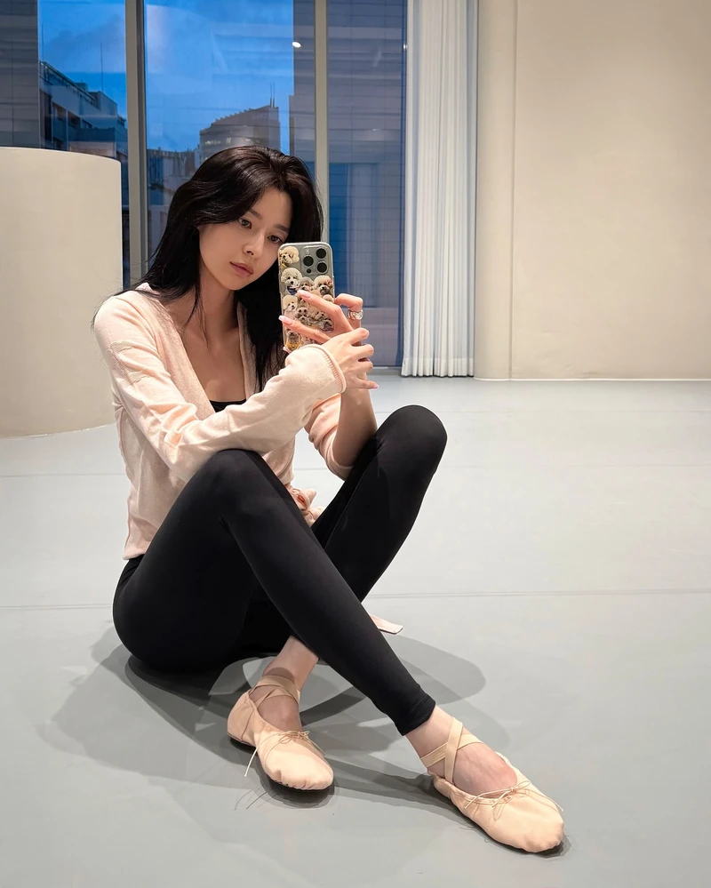 발레복 스타일 고민이었죠?🩰
실제로 발레를 즐기는 셀럽 5명의
발레복 스타일을 모아봤어요.
1. 권나라
핑크 레오타드에 화이트 가디건과 니트 레그워머를 더해 부드러운 발레 룩을 완성했습니다.
2. 박규영
블랙 레오타드에 러플 쇼츠와 롱 레그워머를 더해, 발레웨어에 개성을 담았습니다.
3. 수지
핑크 랩 가디건에 블랙 레깅스, 핑크 발레슈즈를 매치해 깔끔한 발레 룩을 완성했어요.
4. 소녀시대 서현
핑크 레오타드에 화이트 랩 톱과 니트 레그워머를 더해 클래식한 무드를 연출했습니다.
5. 오마이걸 미미
블랙 레오타드에 하늘빛 쇼츠와 화이트 타이즈를 매치해 캐주얼한 발레웨어를 보여줬죠.
같은 발레복이라도 컬러와 레이어드에 따라 분위기는 제각각.
레오타드부터 쇼츠, 랩 톱, 레그워머까지, 셀럽들의 발레웨어에도 각자의 스타일이 담겼습니다. 이미지2