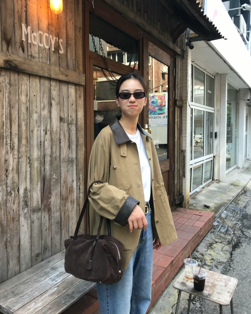 '핏 좋은' 애매한 기장 찾았다면🤎💛
이 착장 그대로 하면 될듯🍁 장희령 언니 워크자켓 & 숄더백 조합!
장희령이 입은 건 조이그라이슨(JOYGRYSON)의 프렌치 워크 자켓이에요. 엉덩이를 살짝 덮는 기장이라 와이드 데님에도 다리 라인이 예쁘게 보입니다. 다크 브라운 레더 카라를 세우면 스탠드 칼라, 내리면 초어 재킷이 되죠.
함께한 가방도 조이그라이슨의 엘바 숄더백 스웨이드예요. 볼링백 실루엣에 어깨에 걸치면 화이트 티와 데님이 심심하지 않습니다. 초코 브라운이 워크자켓과 예쁘게 조합되는게 핵심이에요.
자켓과 가방 이 두 개만 그대로 가져가도 간절기 코디 마무리에요.
• 조이그라이슨 프렌치 워크 자켓, 32만 원대
• 조이그라이슨 엘바 숄더백 스웨이드, 33만 원대 이미지1