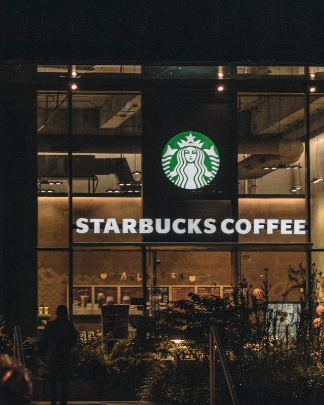 스타벅스 돌아온다📈 두 달째 반등 한 달 새 51억을 따라잡았다☕️ 스타벅스, 두 달 연속 오르는 중 스타벅스 결제액이 두 달 연속 올랐습니다. 지난달 1,161억 2천만원으로 7월(1,100억 6천만원)보다 5.5% 늘었습니다. 6월 1,003억 9천만원까지 내려갔던 흐름이 두 달 만에 방향을 바꿨습니다. 아이지에이웍스 모바일인덱스가 집계한 신용·체크카드 추정 결제액 기준입니다. 따라잡는 속도가 빨랐습니다. 1위 투썸플레이스(1,179억 9천만원)와의 격차는 7월 약 70억원에서 8월 약 19억원으로 좁혀졌습니다. 한 달 새 51억원을 따라붙은 셈입니다. 다만 회복이라고 보기엔 이릅니다. 지난해 8월(1,380억 5천만원)과 비교하면 여전히 15.9% 적습니다. 스타벅스는 지난 5월 논란 이후 여름 신상품과 프로모션을 중단했다가 7월부터 순차 재개했습니다. 관계자는 "고객 신뢰 회복에 집중하면서 상품 경쟁력 강화와 차별화된 고객 혜택, 서비스 확대를 이어가겠다"고 밝혔습니다. 이번 수치는 신용·체크카드 결제 데이터를 바탕으로 한 추정치입니다. 선불충전카드와 모바일 상품권 비중이 큰 스타벅스의 전체 매출을 그대로 보여주지는 않습니다. 이미지