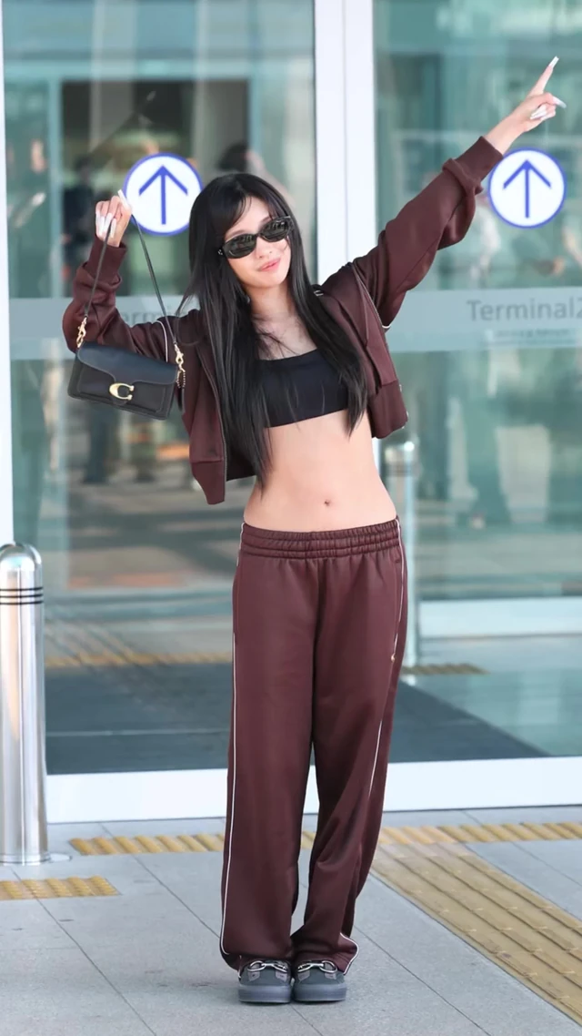 소연, 코치 쇼 다녀올게요~🤍 브라운 트레이닝 셋업과 코치백💛 빛나요!⭐️ 이미지