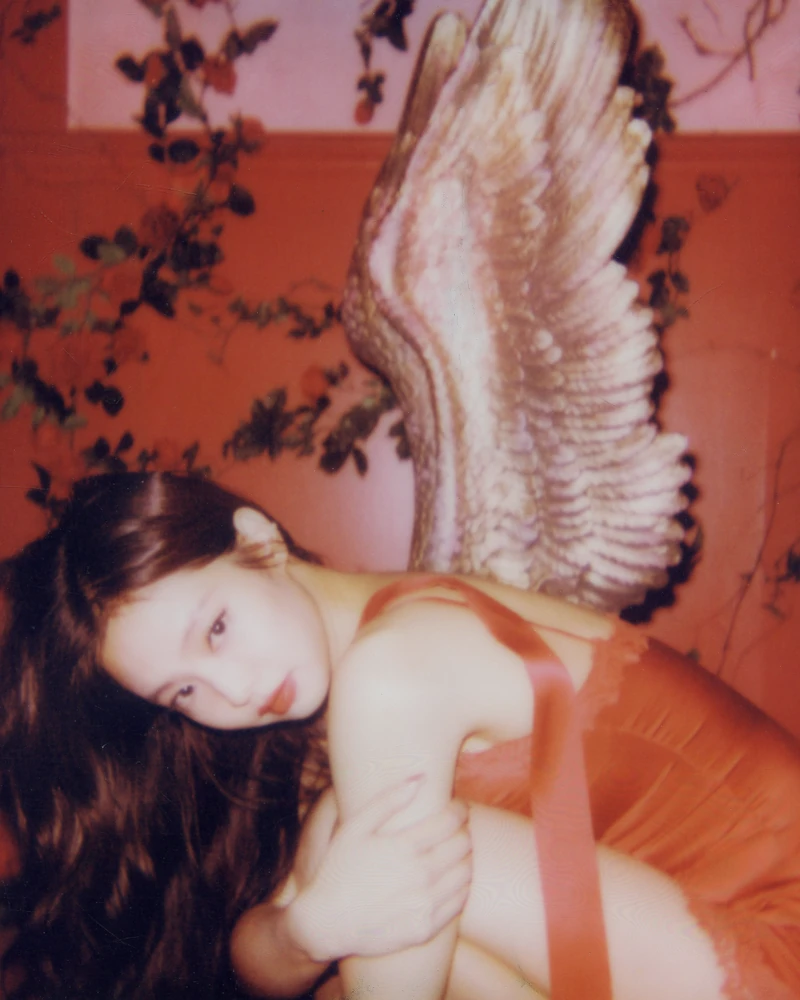 썬번키즈가 공개한 제니 뮤비 비하인드🎥
제니의 EP 'Fallen Angel' 뮤직비디오 비주얼 디렉터 썬번키즈(SUNBURNKIDS)가 비하인드 컷을 공개했습니다. 티저 공개때부터 감각적인 미감으로 주목 받았는데요. 2005년인 그는 열 네살에 스타일리스트로 커리어를 시작해 지금은 패션 브랜드, 뮤직비디오, 사진, 음악까지 다양한 영역에서 활동 중입니다. 이미지2