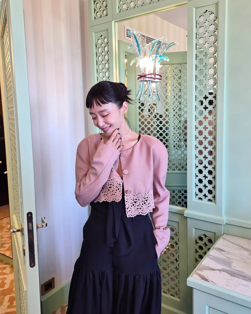 전도연, 수줍은 미소에 치인다🎞️
영화 <가능한 사랑>으로 제83회 베니스국제영화제를 찾은 전도연의 비하인드 사진을 공개합니다.
전도연은 블랙 드레스에 핑크 재킷을 매치하고, 섬세한 레이스 디테일과 주얼리로 우아하면서도 독특한 스타일을 완성했는데요. 단정하게 올린 헤어스타일과 짧은 앞머리, 자연스러운 메이크업까지 더해져 특유의 세련된 분위기를 자아냈습니다. 이미지1