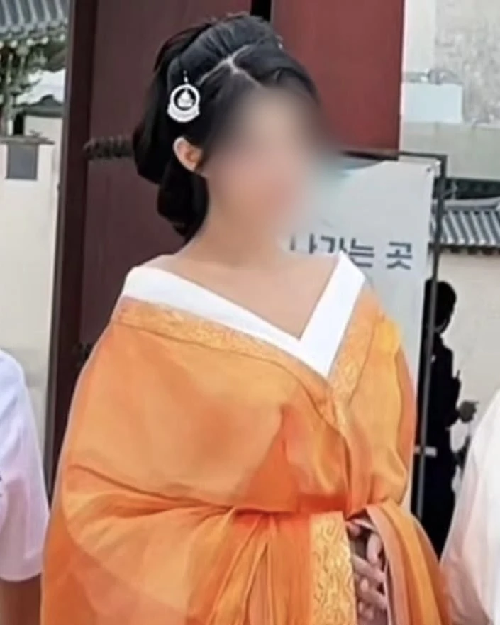 경복궁에 중국 황제가 나타났다?!🇨🇳
경복궁에서 '중국 황제옷' 입고 찰칵📸 "글로벌 매너 갖춰야"
최근 경복궁에서 중국 전통 의상인 '한푸'를 입고 사진이나 영상을 촬영하는 중국인 관광객들의 모습이 잇따라 포착돼 논란이 일고 있습니다.
웨이보와 샤오홍슈 등 중국 SNS에는 한푸를 입고 경복궁을 방문한 게시물이 넘쳐나고 있는데요. 서경덕 성신여대 교수는 "우리의 한복과 중국의 한푸는 엄연히 다른 의상인데 외국인들이 한국의 전통 의상으로 착각할 수 있다"고 우려를 표했습니다.
특히 중국 인플루언서들이 이런 영상을 제작해 확산시키는 것에 대해 "타국의 역사와 문화를 먼저 존중할 줄 아는 글로벌 매너를 갖춰야 한다"고 일침을 가했습니다. 이미지2