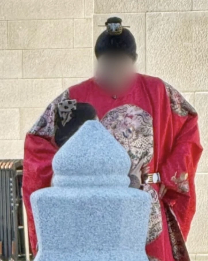 경복궁에 중국 황제가 나타났다?!🇨🇳
경복궁에서 '중국 황제옷' 입고 찰칵📸 "글로벌 매너 갖춰야"
최근 경복궁에서 중국 전통 의상인 '한푸'를 입고 사진이나 영상을 촬영하는 중국인 관광객들의 모습이 잇따라 포착돼 논란이 일고 있습니다.
웨이보와 샤오홍슈 등 중국 SNS에는 한푸를 입고 경복궁을 방문한 게시물이 넘쳐나고 있는데요. 서경덕 성신여대 교수는 "우리의 한복과 중국의 한푸는 엄연히 다른 의상인데 외국인들이 한국의 전통 의상으로 착각할 수 있다"고 우려를 표했습니다.
특히 중국 인플루언서들이 이런 영상을 제작해 확산시키는 것에 대해 "타국의 역사와 문화를 먼저 존중할 줄 아는 글로벌 매너를 갖춰야 한다"고 일침을 가했습니다. 이미지1
