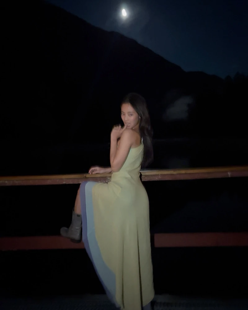 제니 친구 결혼식 비하인드 🤵🏻♂️👰🏼♀️
30년의 시간을 건너 다시 등장한 베르사체.
친구의 결혼식에서 포착된 제니의 새로운 비하인드 컷이 공개됐습니다.
미국 뮤지션 맷 챔피언 Matt Champion과 캐나다 모델 타비아 보네티 Tavia Bonetti의 결혼식에 참석한 제니. 신부 타비아가 공개한 사진 속 제니는 자연스러운 모습으로 결혼식의 순간을 함께했습니다.
이날 제니가 선택한 드레스는 베르사체의 1997 S/S 쿠튀르 컬렉션에 등장한 아카이브 피스. 은은한 세이지 그린 컬러에 스카이블루와 라벤더 컬러의 비대칭 러플이 더해진 디자인으로, 약 30년 전 선보인 드레스입니다. 여기에 웨스턴 부츠와 백을 매치해 빈티지 드레스에 지금의 감각을 더했죠.
제니의 하객룩은 역시 남다릅니다. 이미지2
