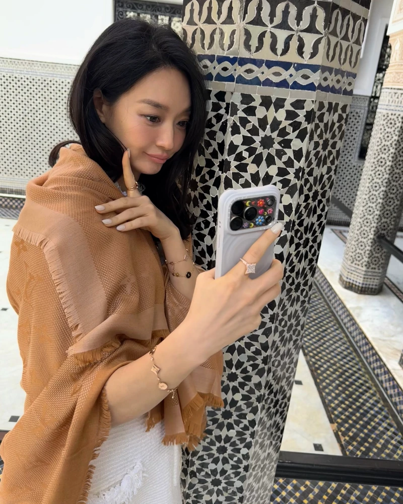 올가을, 손끝은 원 컬러로 🍂
화려한 아트보다, "컬러 하나"로 완성하는 네일 트렌드 @기억해💅🏻
누드부터 핑크, 브라운까지 차분한 컬러 하나만으로도 손끝의 분위기가 달라지는데요.
신민아, 로제, 지젤, 사나, 윈터, 이서까지. 각자의 분위기는 다르지만 네일만큼은 군더더기 없이 컬러 하나로 완성했습니다.
이번 가을엔 옷의 컬러만큼 손끝의 컬러에도 조금 더 취향을 담아보세요. 이미지1