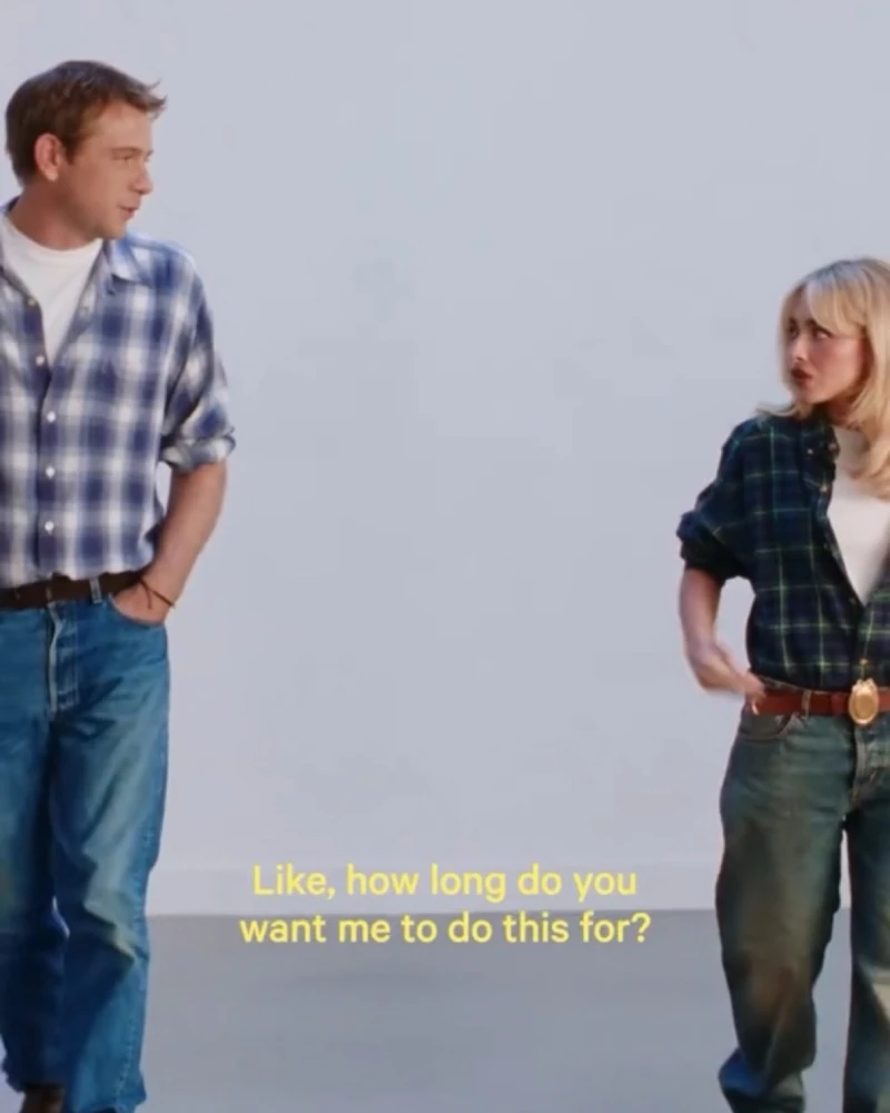 대체 뭘 준비하고 있는 걸까요? 👀
Dior × Sabrina Carpenter × A24가 한 장면에 묶었습니다.
영상 제목은 ‘In Training…’. 트레드밀 위에서 훈련 중인 사브리나와 “얼마나 더 해야 해?”라는 대사, 그리고 함께 포착된 A24와 조나단 앤더슨까지. 단순한 패션 콘텐츠라기엔 묘한 힌트가 가득합니다.
특히 조나단 앤더슨이 디올의 새로운 방향을 이끌고 있는 가운데, 영화적 색채가 강한 A24와 사브리나가 동시에 등장했다는 점이 눈에 띄는데요. 패션과 영화의 경계를 넘나드는 새로운 프로젝트일지, 아직 공개되지 않은 다음 챕터를 위한 티저일지 궁금증을 남깁니다. 이미지2