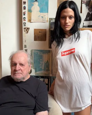 래리 클라크가 찍은 가브리엣🧛🏻♀️
The 1975 매튜 힐리의 아내이자 ‘360’ 속 그 여자, 가브리에트.
이번엔 사진가 래리 클라크와 만났습니다.
영화 Kids와 사진집 Tulsa로 잘 알려진 그는 젊은 세대의 욕망과 반항, 날것의 순간을 포착해온 인물.
그의 거칠고 도발적인 시선에 담긴 가브리에트.
퇴폐미와 스트리트 무드가 제대로 만났습니다.
Supreme x Larry Clark,
이번 시즌 가장 날카로운 조합❤️ 이미지