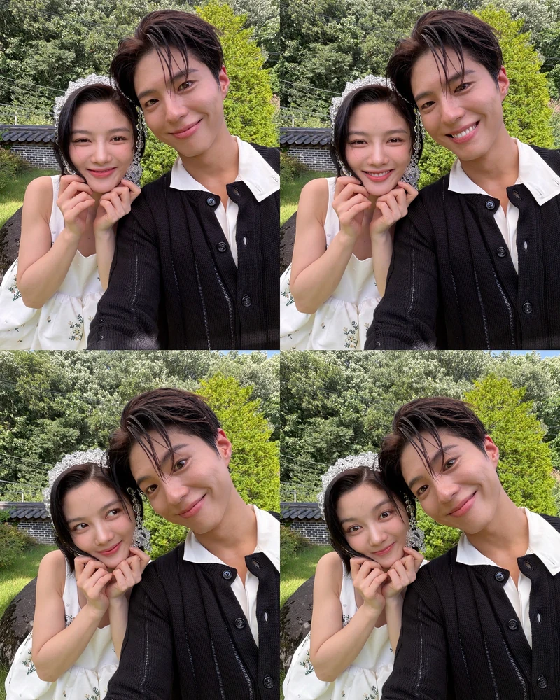 '구르미' 완전체 다 모였어요!🌙
박보검이 '구르미 그린 달빛' 출연진들과 함께한 촬영 비하인드를 공개했습니다. 그는 "우리 모두 달빛처럼 언제나 밝게 빛나기를”이라는 글과 함께 김유정, 진영, 채수빈, 곽동연이 한자리에 모인 모습을 보여줬습니다. 한편 10년이 지나도 그대로인 '구르미' 가족들이 함께 떠난 예능 '구르미 다시 그린 달빛'은 9월 16일 KBS2에서 첫 방송됩니다. 이미지2